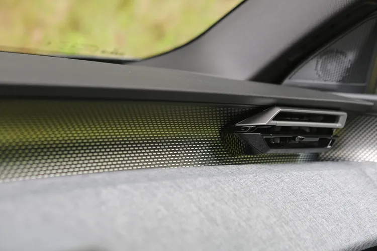 投射式氛圍燈結合立體金屬飾板，不只是視覺設計，更是對科技質感的細膩詮釋。林浩昇攝