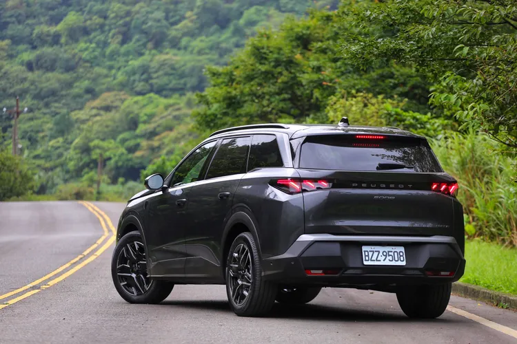 在STLA Medium模組化平台基礎下，全新Peugeot 5008車身長度放大至4,791mm，空間及置物容積更上層樓。林浩昇攝