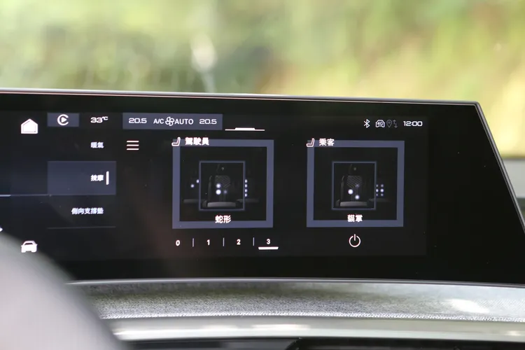 雙前座均標配多種模式的按摩功能，能減緩長途久坐駕車乘車的疲憊感。林浩昇攝