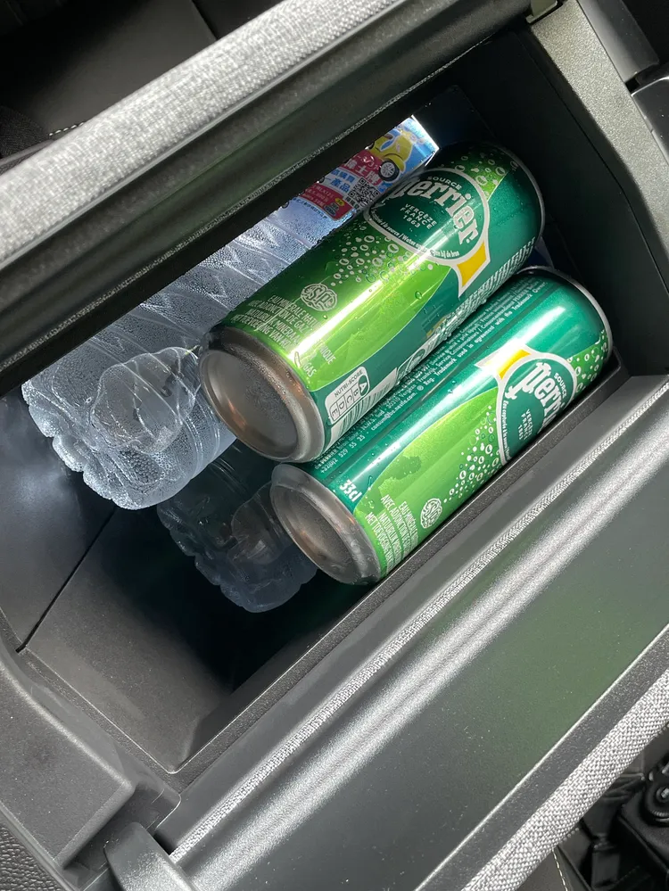 中央扶手內的置物容積著實不小，可放下多罐不同尺寸的飲料，並有空調導風口帶來些許冰涼效果。林浩昇攝