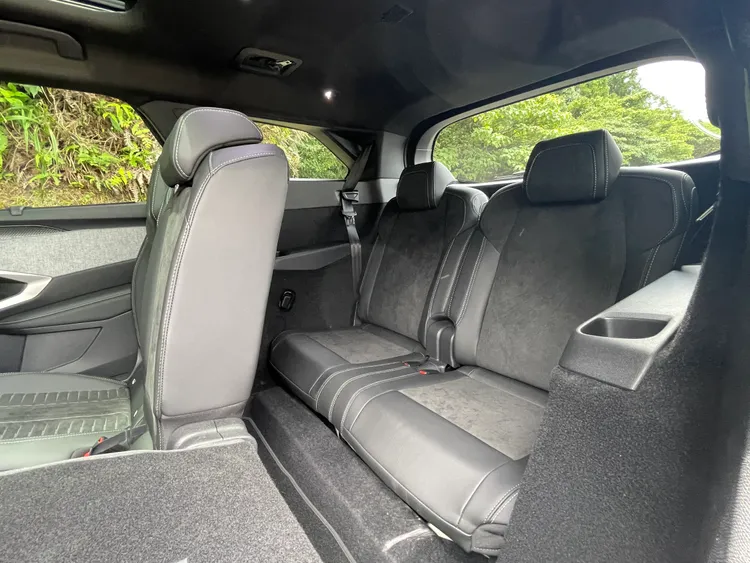 第三排雖以孩童或短程乘客為對象，仍能提供足夠的頭部與膝部餘裕。林浩昇攝