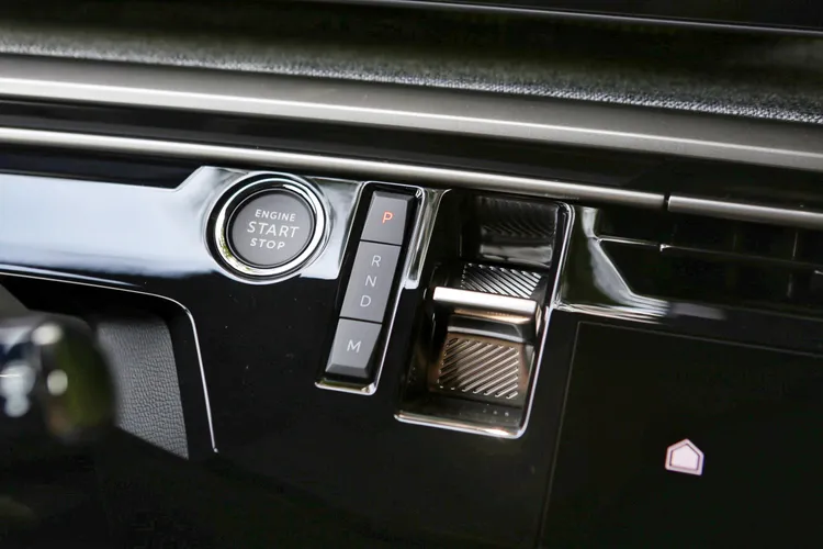 線傳式排檔介面整合在中控台之中，使用邏輯清晰且操作便利。林浩昇攝