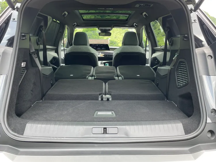 將第二排及第三排座椅傾倒後，行李廂可達到驚人的2,232公升。林浩昇攝