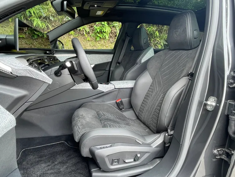 GT Cielo前座跑車椅以真皮、麂皮與織布混搭，並有著AGR人體工學認證，實際乘坐支撐性優異。林浩昇攝