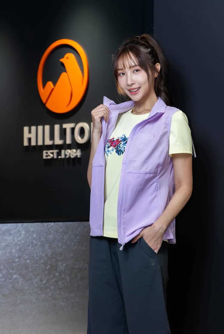 山頂鳥推夏季機能服飾，女上身搭配ZISOFIT抗菌印花T恤以及防蚊彈性背心，下身為抗菌彈性長褲。業者提供