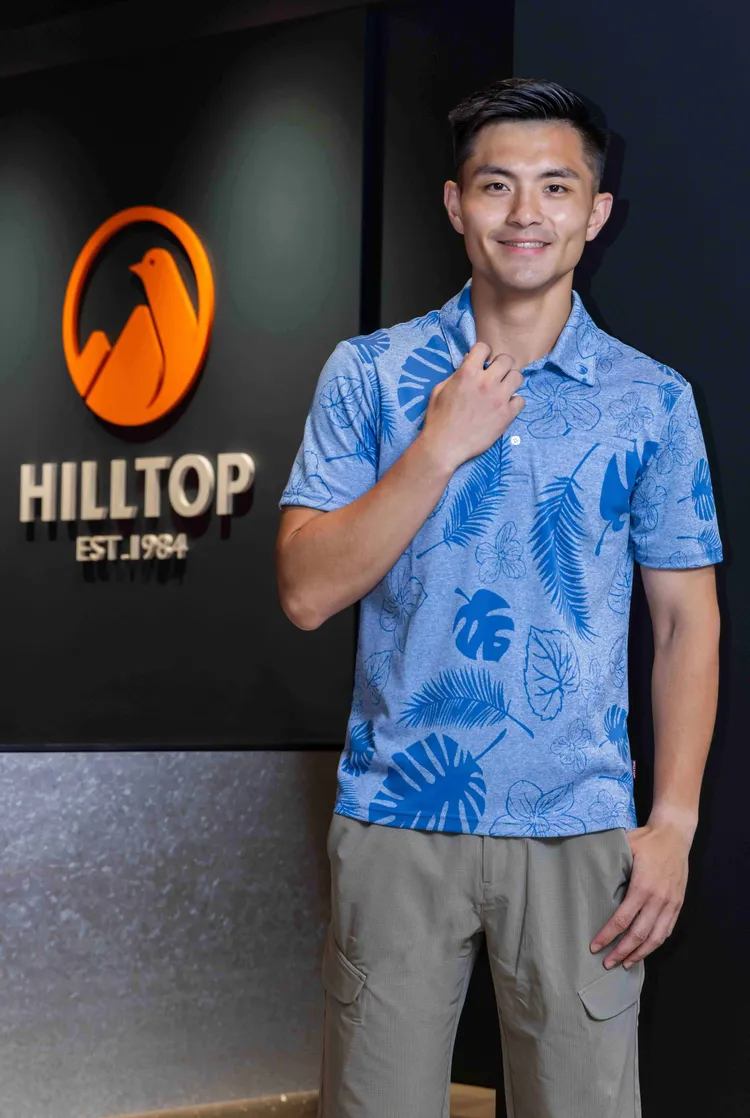 山頂鳥推夏季機能服飾，男上身搭配抗UV吸濕快乾熱帶雨林緹花T恤，下身為防蚊彈性超撥水長褲。業者提供