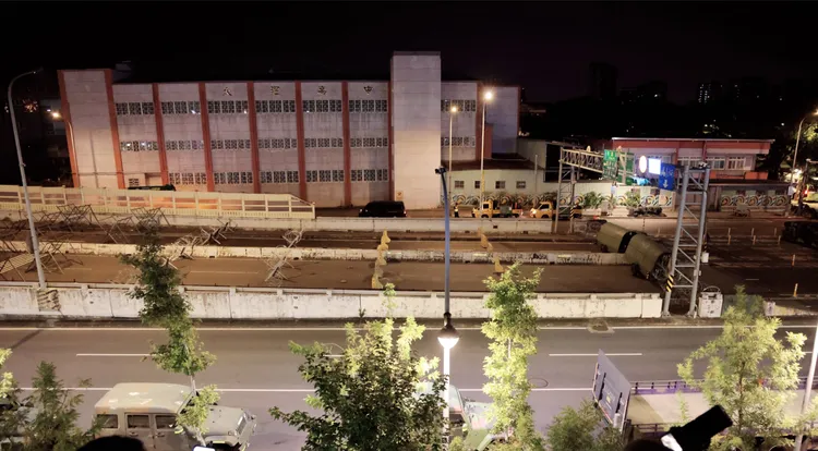 漢光41號實兵操演15日進入第7天，為強化中樞安全，憲兵凌晨全線封鎖萬板大橋實施橋樑守備演練，並設置4道阻絕設施，模擬敵軍自新北端攻入。李俊毅攝