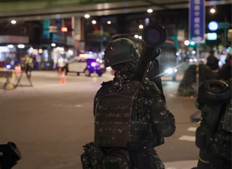 漢光41號實兵操演15日進入第7天，為強化中樞安全，憲兵凌晨全線封鎖萬板大橋實施橋樑守備演練，執行任務的憲兵，扛著人攜式刺針飛彈和標槍飛彈。李俊毅攝