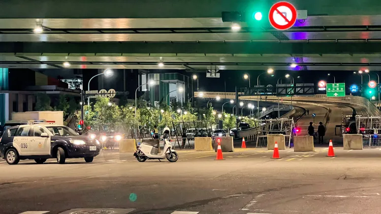 漢光41號實兵操演15日進入第7天，為強化中樞安全，憲兵凌晨全線封鎖萬板大橋實施橋樑守備演練，並出動雲豹八輪甲車對敵實施掃蕩。李俊毅攝