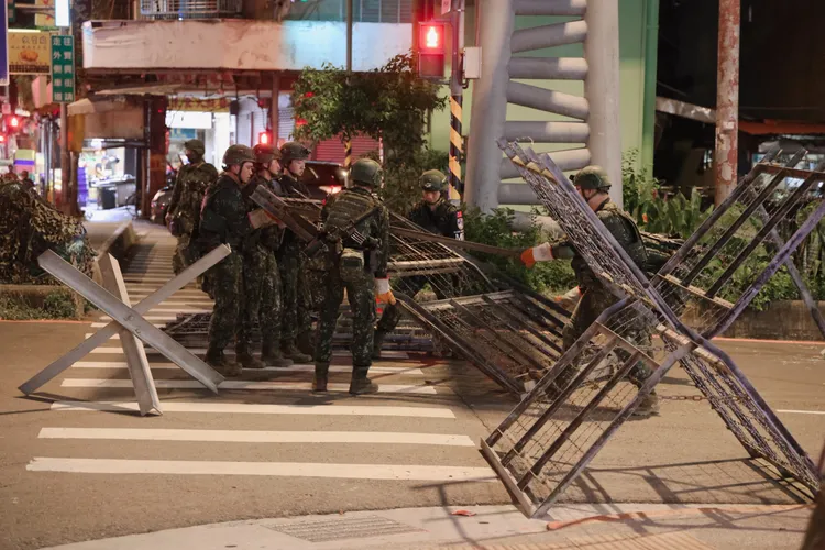 漢光41號實兵操演15日進入第7天，為強化中樞安全，憲兵凌晨全線封鎖萬板大橋實施橋樑守備演練，並出動雲豹八輪甲車對敵實施掃蕩。李俊毅攝