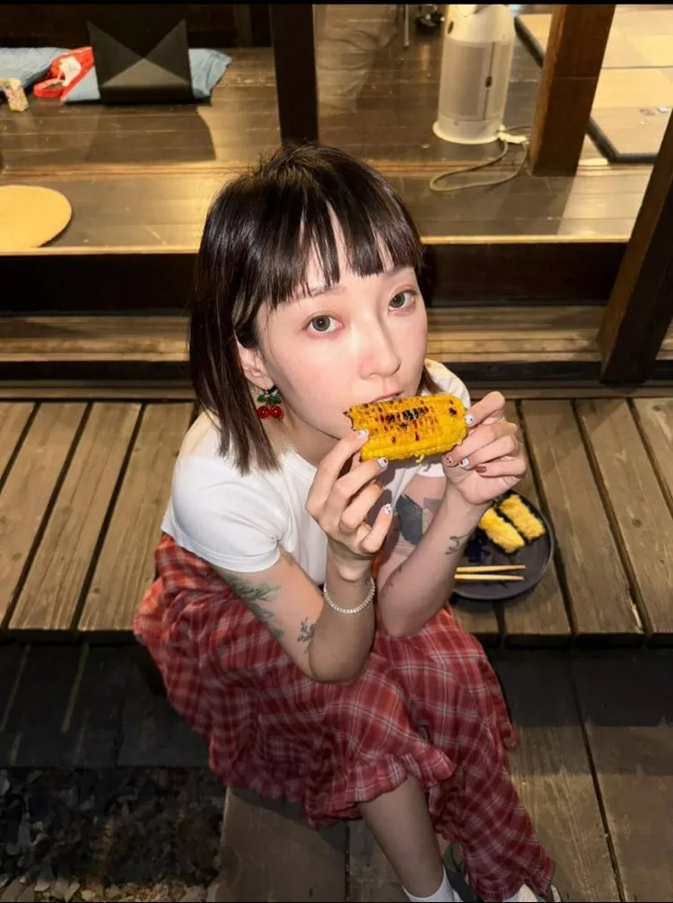 翁馨儀在日本品嚐美食，認為不想連未來都焦慮。翻攝翁馨儀臉書