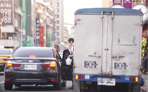 爆李進勇「濫用公務車」 張斯綱秀照片檢舉:當UberEats?