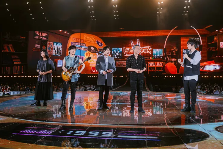五月天演唱會尾聲呼應串場VCR的未來時間線。相信音樂提供