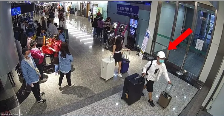 葉男與楊女各提1 大1 小行李箱同行。新竹地檢署提供