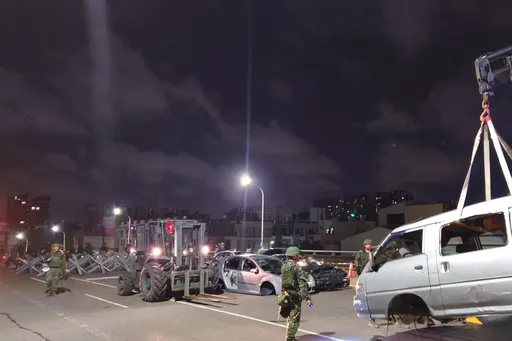 54工兵台南演練封橋 路面佈「鋼刺蝟」阻敵!路人喊國軍加油