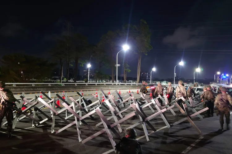 漢光41號實兵操演繼續進行。陸軍54工兵群13日深夜至14日凌晨在台南市北區北安橋演練阻絕作業，以鋼刺蝟、蛇腹型鐵絲網、廢棄車輛等封控重要交通節點。中央社