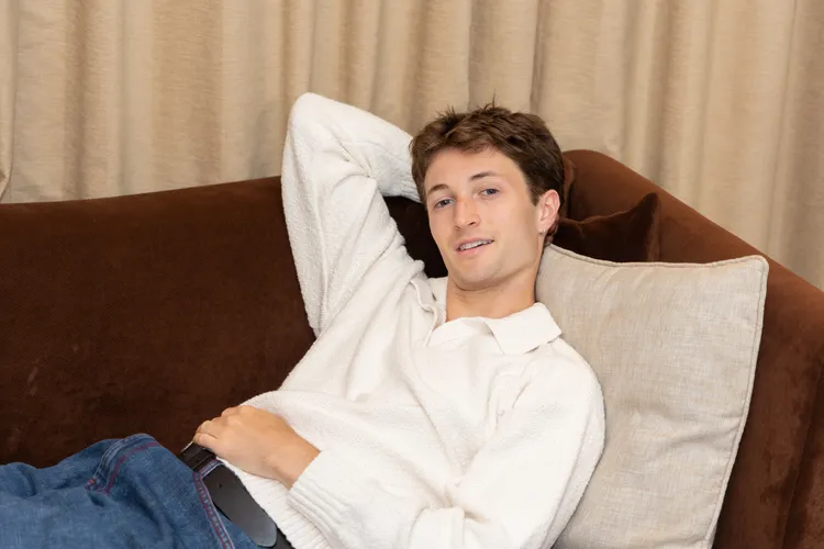 亨利莫迪擺出舒適的姿勢拍照。索尼音樂提供