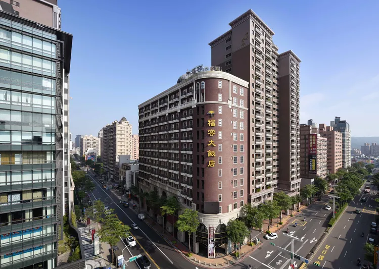 福容桃園店歡慶18週年祭出住房驚喜，身分證含「1」與「8」可享房價五折。業者提供