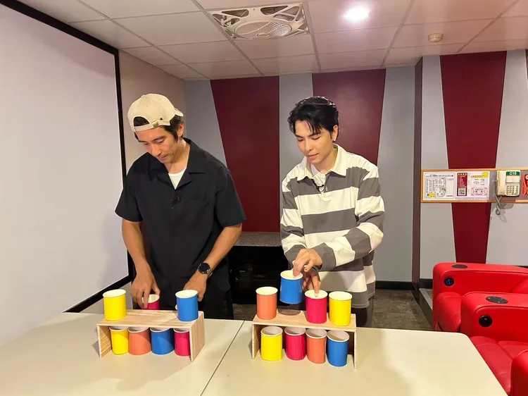 修杰楷（左）和蕭敬騰玩遊戲誰都不讓誰。《修TIME》提供