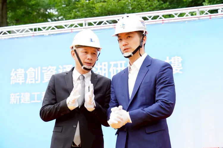緯創資通舉行內湖研發大樓動土典禮，緯創總經理林建勳（左）與臺北市長蔣萬安（右）。北市府提供