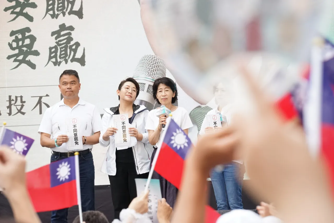 民众党「反罢要赢、台湾要赢」集会 台北市议员张志豪、林珍羽、柯文哲妻子陈佩琪。邱筠媜摄