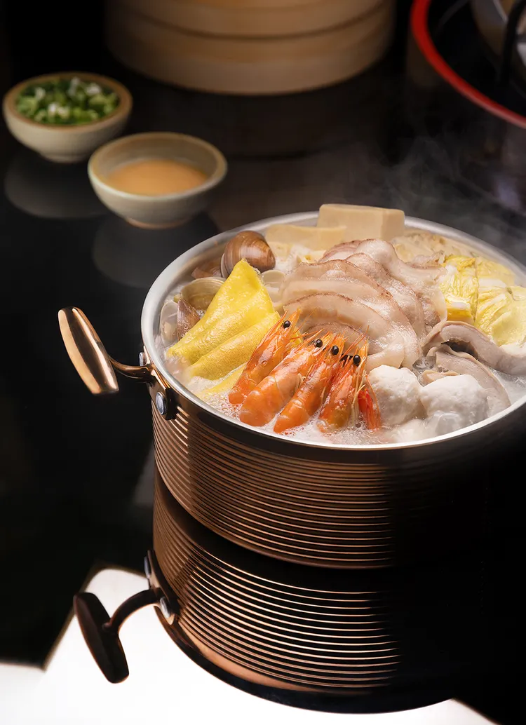 活動期間憑票根可享江南春餐廳酸菜白肉鍋75折外帶等優惠。高雄福華提供