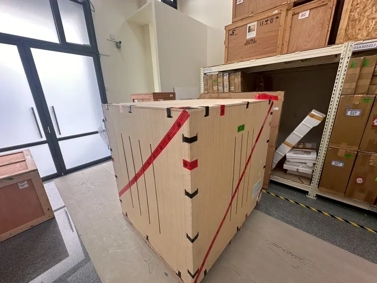 詐團用木箱裝載高價藝術品畫作，藉此包裝推銷「垃圾幣」牟利。翻攝畫面