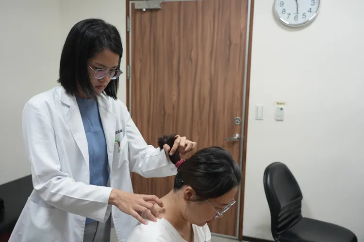 若出現頭痛不適，可按摩大椎穴幫助消除疲勞。光田醫院提供