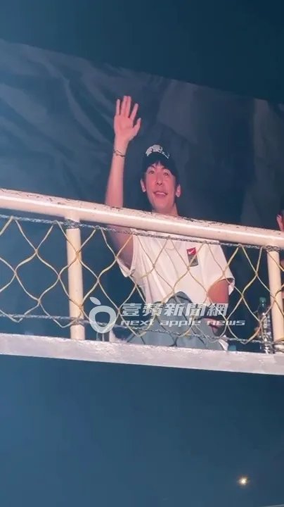 許光漢揮手打招呼。讀者提供