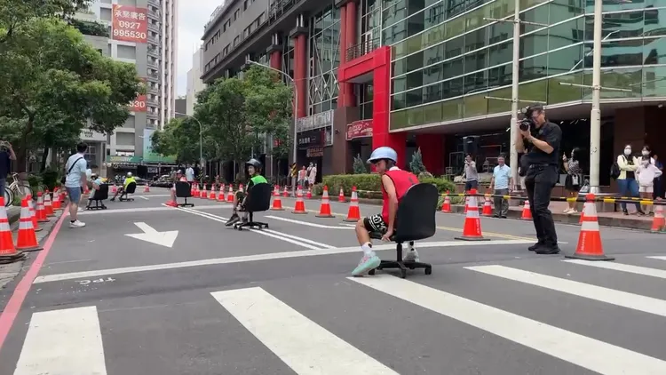 辦公椅滑行大賽。中壢警分局提供