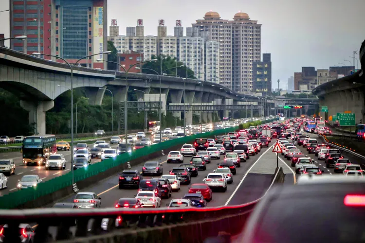 北市交通順暢小組提醒提早規劃路線，搭乘捷運、公車或避開易塞路段。示意圖/資料照片
