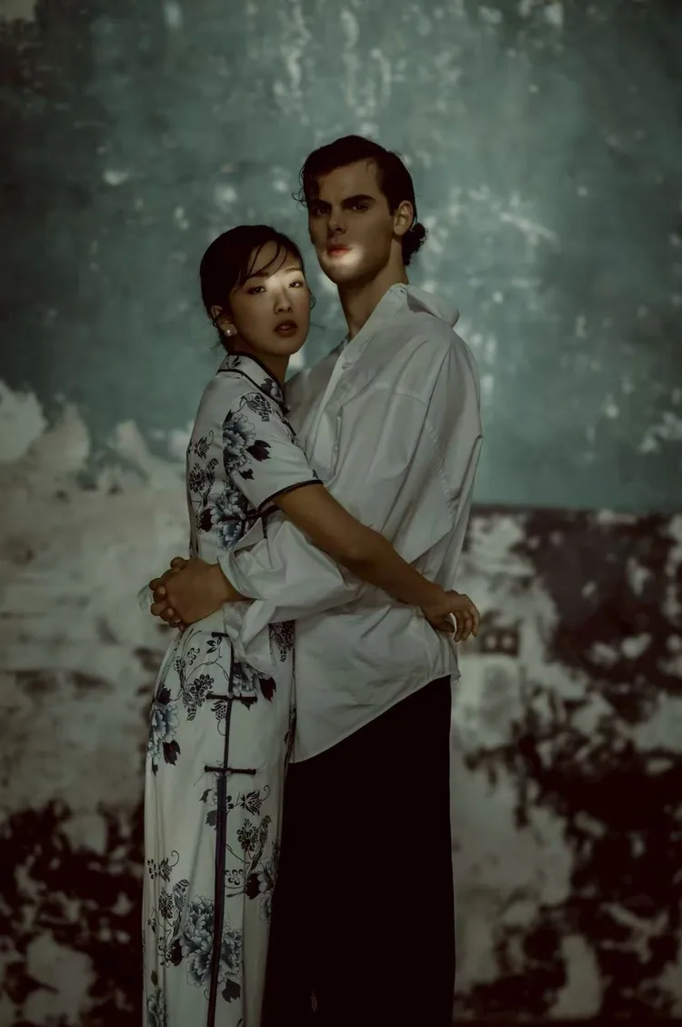 蔡牧霏穿旗袍緊抱老公。翻攝自于小惠臉書