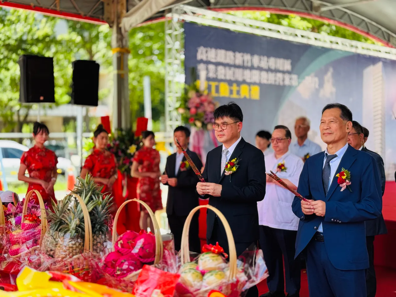 铁道局长杨正君(左)与宏汇集团董事长许昆泰出席「未来之心Gateway Plaza」第一阶段开工动土典礼。铁道局提供