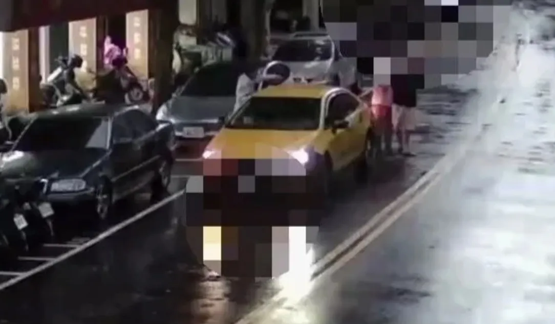 陳男下車後還拍打車窗,並對司機怒譙髒話。翻攝畫面