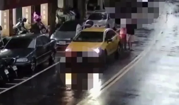 陳男下車後還拍打車窗，並對司機怒譙髒話。翻攝畫面