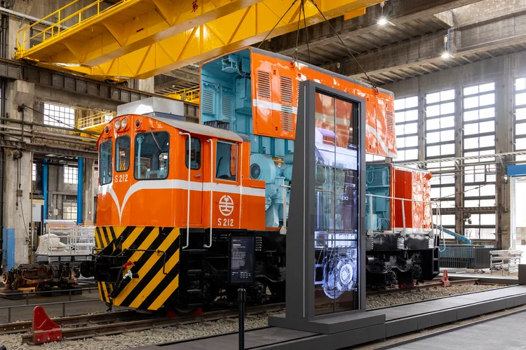 柴電劇場「柴電機車的運作」，結合實體車輛及動畫，讓觀眾深入了解驅使S212柴電機車運行的引擎、主發電機、牽引馬達等內部構件，環環相扣的運轉原理。文化部提供
