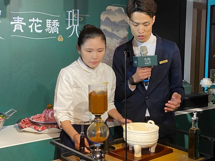 「驕公鼎肩小排牛肉麵」上桌時特別以虹吸式咖啡壺手沖麻辣湯底，現場可欣賞桌邊秀。莊偉祺攝