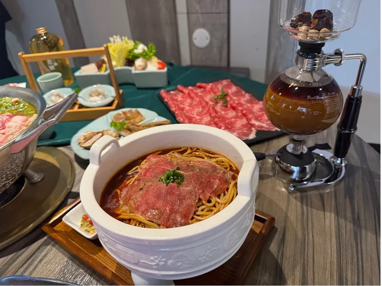 「驕公鼎肩小排牛肉麵」（前）以毛公鼎為設計的容器盛裝。王品提供