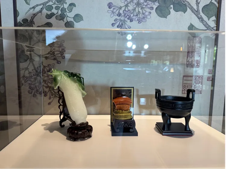 聯名活動期間青花驕全台11店都會展示故宮三寶。王品提供