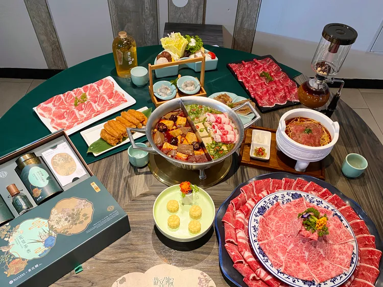 青花驕推出「故宮聯名4人套餐」系列餐點，以及聯名限量禮盒。莊偉祺攝