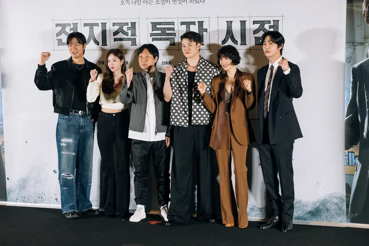 李敏鎬（左起）、蔡秀彬、導演金秉佑、申承浩、Nana、安孝燮比出加油的手勢。采昌提供