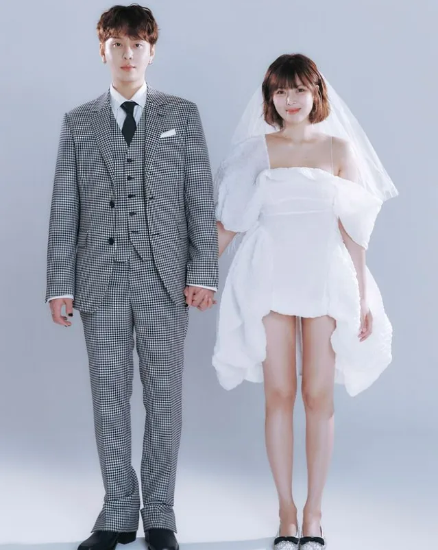 泫雅（右）去年10月嫁給龍俊亨。翻攝泫雅IG