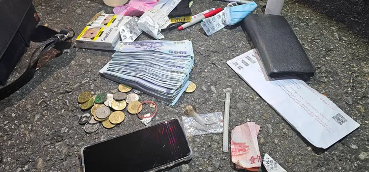 洪嫌搶了錢跑到北市萬華區還沒花半毛，就被警方抓到，身上還搜出毒品吸食器。翻攝畫面