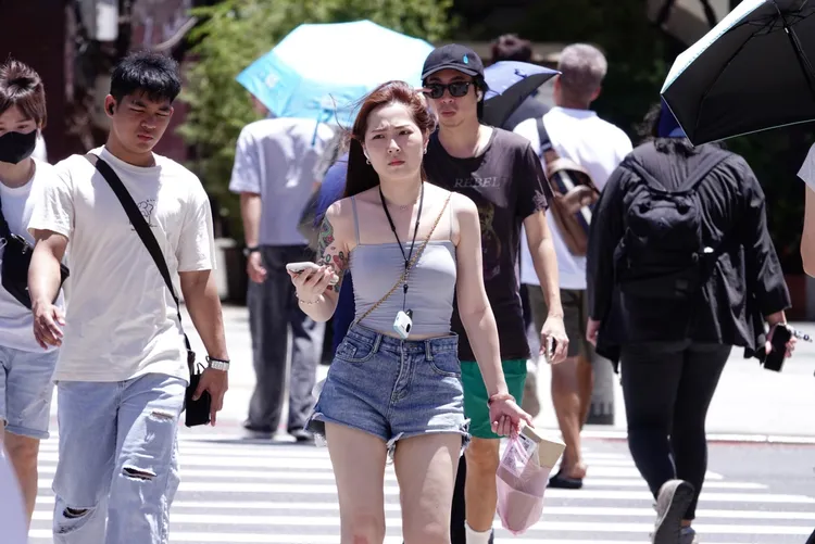 這週末因西南風增強、降雨變少，部分地區會有36度或以上高溫發生機會。示意圖，莊宗達攝