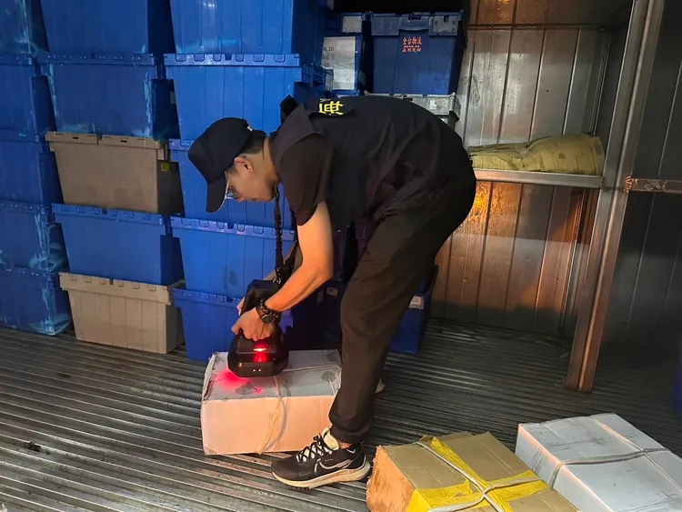 臺馬輪查獲蒲燒鰻。海巡署提供