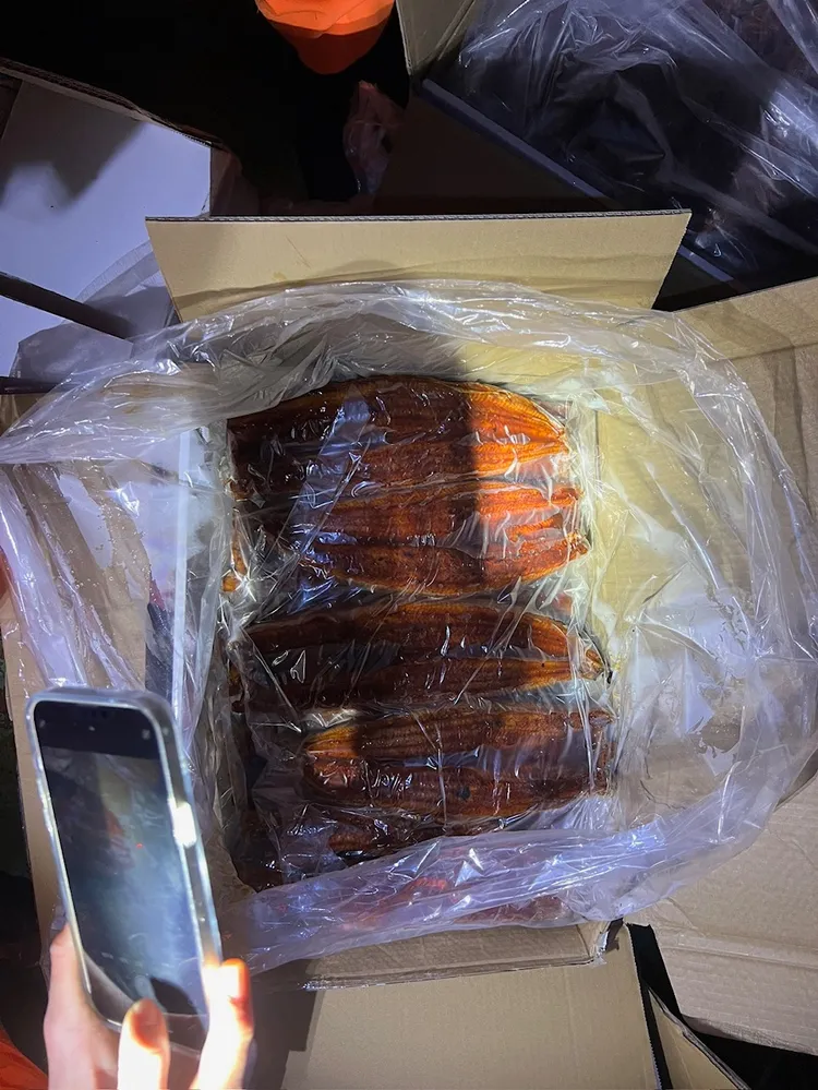 走私蒲燒鰻拆箱。海巡署提供