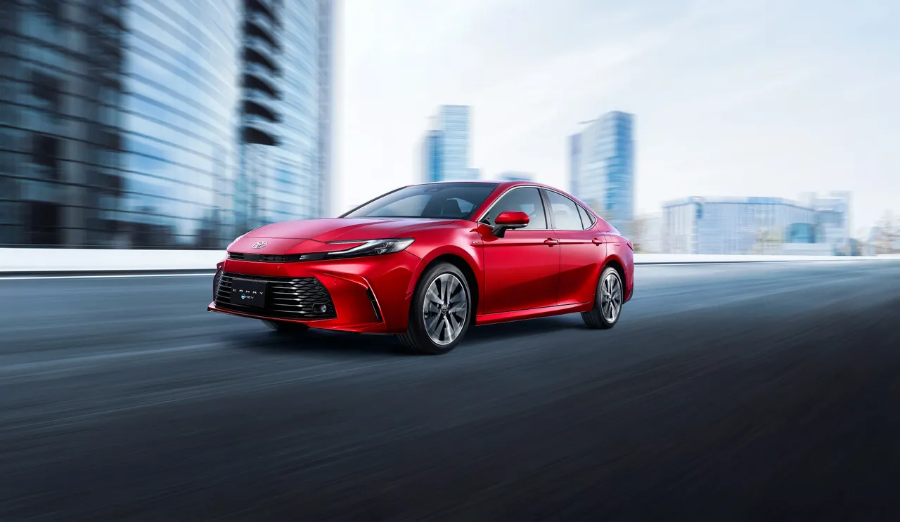TOYOTA CAMRY荣获2025年车讯风云奖「最佳进口中大型车」大奖。业者提供