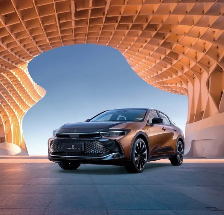 TOYOTA CROWN獲得「2025最佳進口大型車」殊榮。業者提供