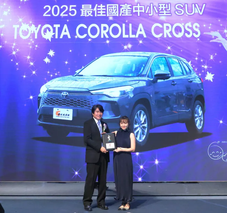 TOYOTA勇奪2025車訊風雲獎三項大獎，由TOYOTA車輛部王怡真副理(右)代表出席領獎。業者提供