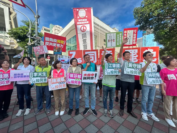 中四、中六罷團結合民進黨立委及議員，上午在街頭舉牌宣傳大罷免。民進黨團提供